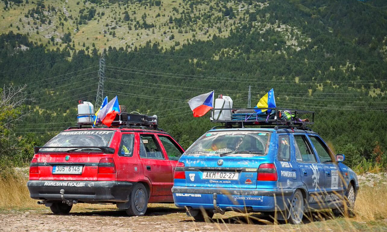 Špinavé Felicie stojící na zaprášené silnici v Bosně a Hercegovině.